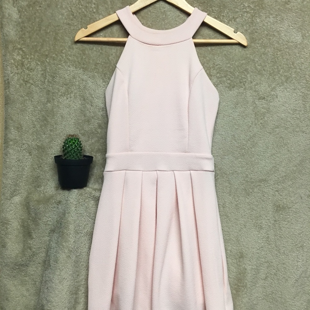 Women’s light-pink dress w/bow